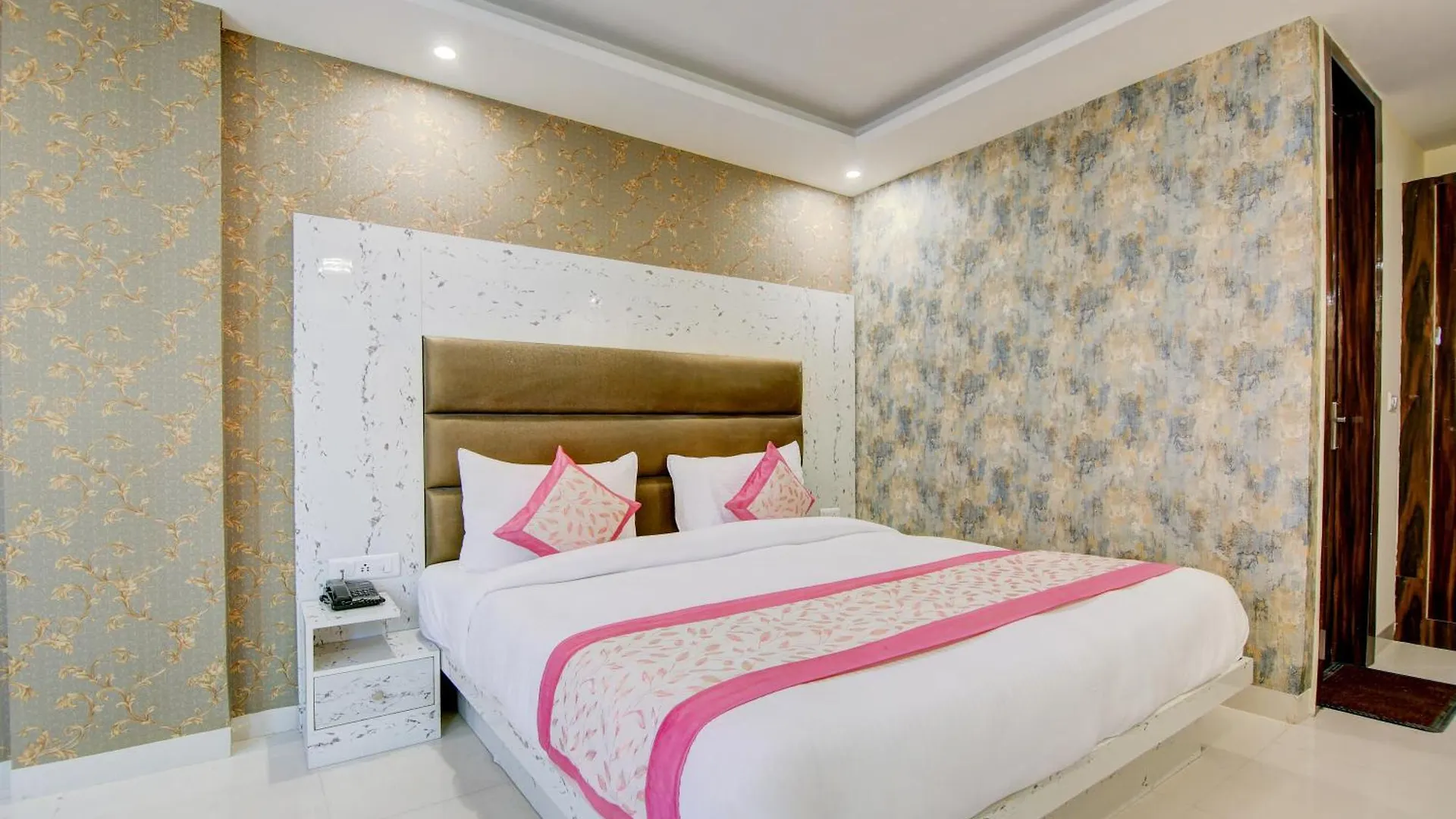 Hotel Smart Signature Delhi Airport 新德里 4*,